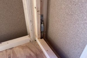耐震金物取り付け
